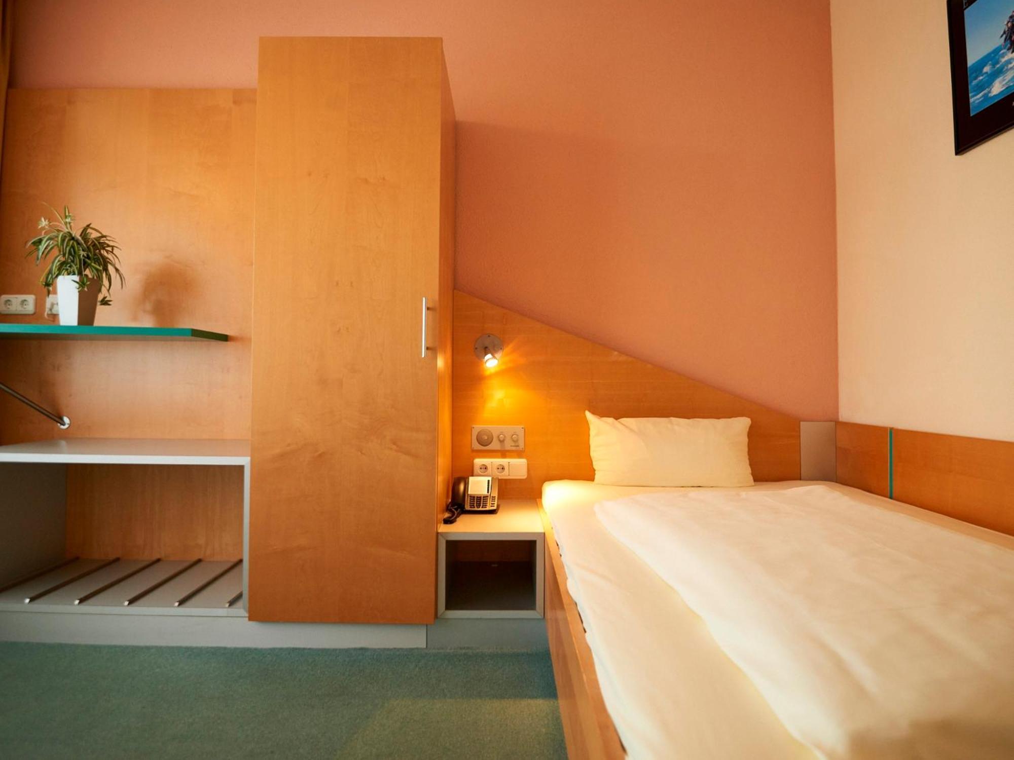 Sportschule Oberhaching Hotel Exterior photo